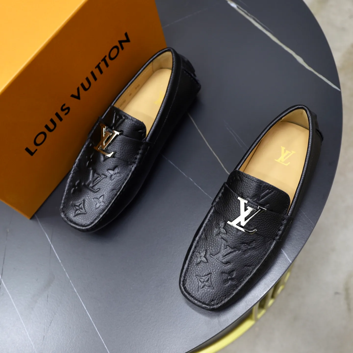 Ex-factory price: 480💰【LV】Louis Vuitton ⚠️High-end men’s driving and pedal series ⚠️38-44 (customized for 45) ⚠️All original cowhide leather! Thick and soft! Made entirely of calfskin lining! Rubber sheet anti-slip beanie sole! Three-dimensional package technology! Fashionable and classic! Handicrafts! Original high quality! Feel free to compare!